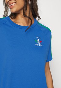 adidas Originals STRIPES SPORTS INSPIRED REGULAR DRESS - Jerseyklänning - bright royal