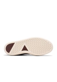 Suola della scarpa beige con una sezione marrone, caratterizzata da un motivo testurizzato e un logo triangolare. Design in gomma resistente per maggiore aderenza.