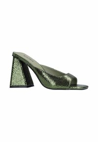 Groene metalen open teen hakken met een textuur van slangenprint. Kenmerkt zich door een chunky driehoekige hak en een zachte binnenvoering.
