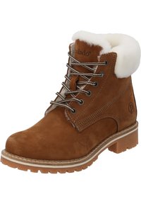 Botte de cheville en suède marron avec un revers en fausse fourrure blanche duveteuse, devant à lacets et semelle en caoutchouc robuste. Présente des accents cousus et un détail de logo.