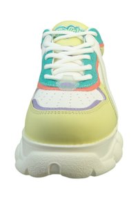 Zapatilla multicolor que presenta una mezcla de cuero amarillo, turquesa, coral y blanco. Incluye puntera perforada, cordones blancos y suela texturizada.