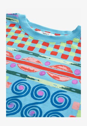 Kortærmet bomuldst-shirt i lyseblå med flerfarvede geometriske mønstre, inklusive tern, svulmende former og blomstermotiver.