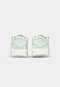 Nike Air tenisice s gornjim dijelom u mint zelenoj boji, od nubuk kože i sintetičkih materijala, bijelim akcentima i reljefnim logotipom na peti.