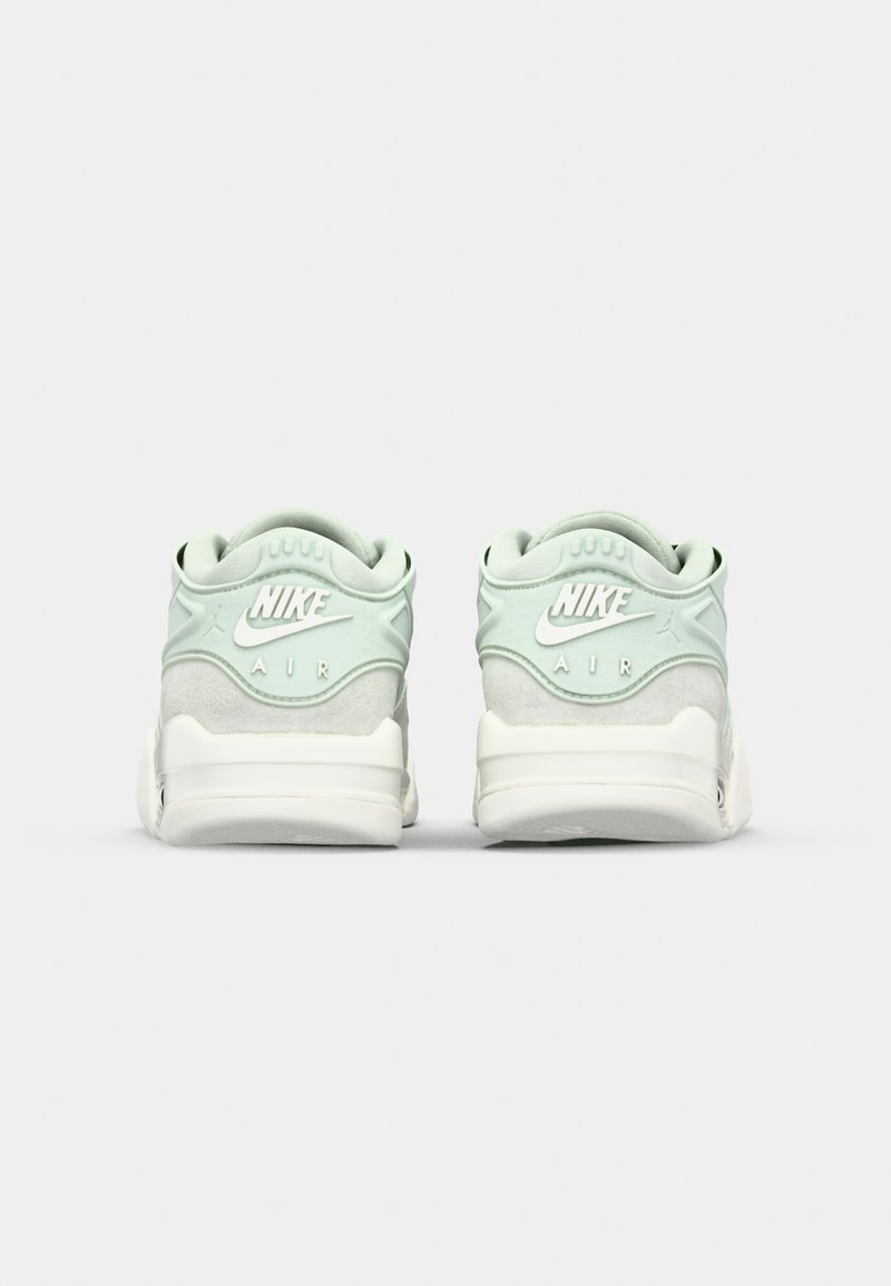 Sneakers Nike Air con una toma verde menta, materiali in suede e sintetici, accenti bianchi e dettaglio in rilievo del logo sul tallone.