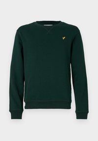 Sudadera verde hecha de tela suave, con cuello redondo, mangas largas y un pequeño logo amarillo en el pecho. Diseño clásico.