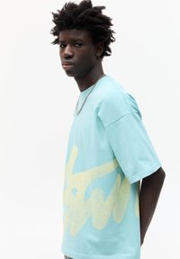 PULL&BEAR GRAPHIC SHORT SLEEVE - Printtipaita - turquoise