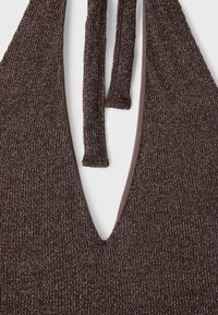 Tissu tricoté marron texturé avec un profond décolleté en V et deux bretelles pendantes en matière assortie.