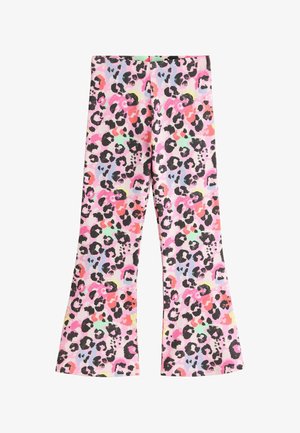 Rozā zvana bikses ar daudzkrāsainu leoparda rakstu melnā, sarkanā, zaļā, zilā un dzeltenā krāsā uz baltas pamatnes.