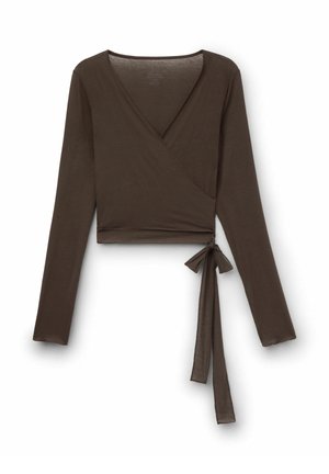Braunes Wickeloberteil mit langen Ärmeln aus weichem Stoff. Hat ein V-Ausschnitt-Design und eine seitliche Bindung in der Taille. Glatte Textur.