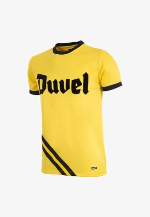 Geel T-shirt met korte mouwen en zwarte afwerking, zwarte "Duvel" tekst op de borst, en twee diagonale zwarte strepen nabij de linkeronderzijde.