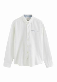 Chemise blanche à manches longues, à boutons, en tissu texturé, avec un col et un détail de poche bleu. Présente une fermeture à boutons à l'avant et des poignets.