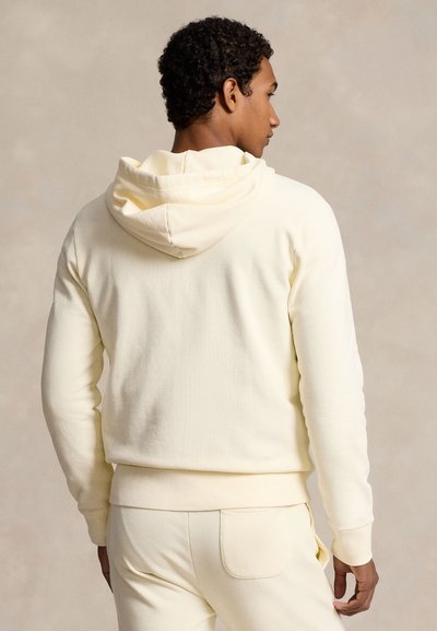 Camisola com capuz amarela de corte descontraído, com capuz ajustável por cordão, punhos e bainha canelados. Textura macia, design minimalista, vista traseira mostrada.