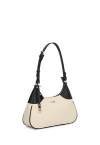 Bolso hobo con cuerpo de lona beige y detalles en cuero negro. Cuenta con cierre de cremallera y una única correa ajustable para llevar.