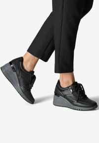 Marco Tozzi Tenisice - black