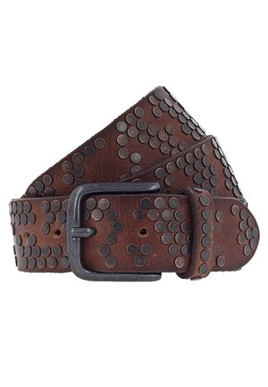 Ceinture en cuir marron avec des clous ronds noirs et bronze formant des motifs, équipée d'une boucle en métal noir mat, posée enroulée sur un fond blanc.