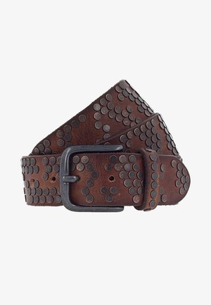 Ceinture en cuir marron avec des clous ronds noirs et bronze formant des motifs, équipée d'une boucle en métal noir mat, posée enroulée sur un fond blanc.