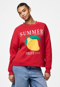 Sudadera roja de algodón con un ajuste relajado, que presenta un gráfico de un mango amarillo y un texto que dice "JUGO DE FRUTA DEL ÁRBOL DE MANGO DE VERANO".