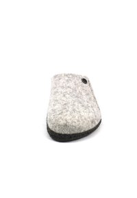 Grijze gevoerde slipper met een afgeronde vorm, voorzien van een zwarte knoopdetail en een contrasterende donkere zool. Glad oppervlak overal.
