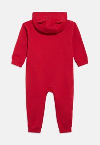 Rood baby-overall met lange mouwen, een capuchon met kleine stoffen oortjes en geribde boorden aan armen en benen, gezien van achteren.