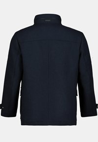 Marineblauer Wollmischjacke, gerade geschnitten, mit geknöpften Ärmeln, Rückeneinsatz-Detail und subtil strukturiertem Stoff ohne erkennbare Muster.