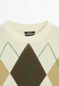 Cremefarbener Strickpullover mit grünem, braunem und beigem Rautenmuster und geripptem Rundhalsausschnitt, mit dem Etikett Massimo Dutti, 100 % Baumwolle.