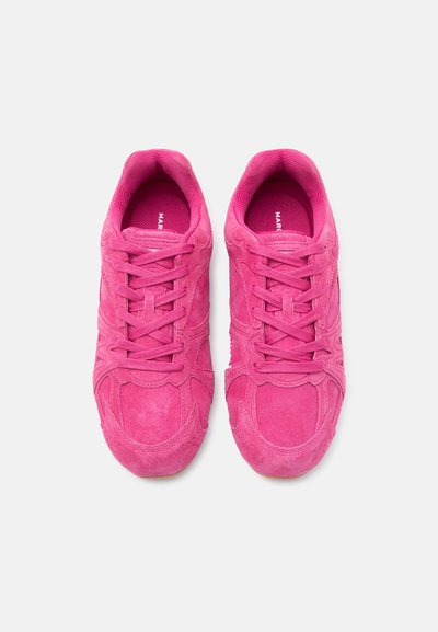 Sneakers in camoscio rosa con punta arrotondata, chiusura frontale con lacci e superficie strutturata. Interno con soletta rosa coordinata con marchio.