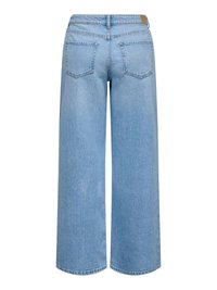 Jean denim bleu clair à jambes larges avec deux poches arrière et une pièce en cuir marron sur la ceinture.