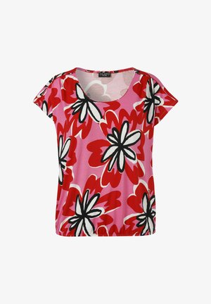 Rosa Kurzarmbluse mit großen roten, weißen und schwarzen floralen Drucken und rundem Ausschnitt, dargestellt auf weißem Hintergrund.