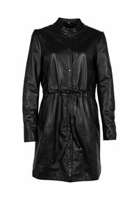 Vestito in pelle nera con collo alla coreana, chiusura frontale con bottoni, vita con coulisse regolabile e maniche lunghe. Texture liscia e lucida.