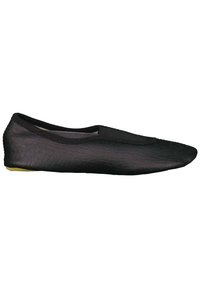 Zwarte ballerina met een afgewerkte leren buitenkant, elastische band over de bovenkant, ronde neus en een flexibele zool.
