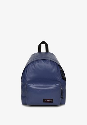 Námořnický modrý batoh Eastpak vyrobený z hladkého materiálu, s kulatým tvarem, přední kapsou a černým akcentovým popruhem na vrchu.