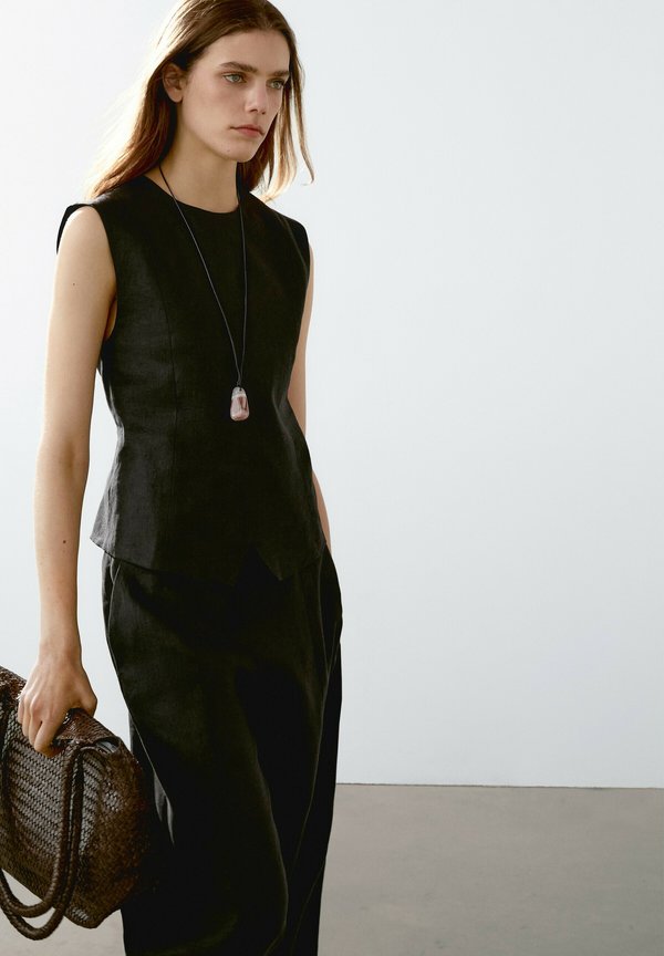 SEAM DETAILS AND BUCKLE  - Top