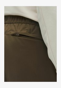 Sélectionné, olive brown