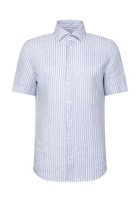 Chemise à manches courtes, boutonnée, avec des rayures verticales bleu clair et blanches et un col pointu sur fond blanc.