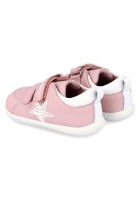 Scarpe in pelle rosa con accenti bianchi, dotate di cinturini in velcro e un design a stella bianca sul lato. Punta rotonda e suola testurizzata.