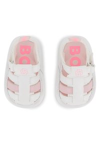 Λευκά και ροζ σανδάλια για νήπια με σχέδιο από δίχτυ, κλειστή μύτη, κλείσιμο με λουριά και ελ αφριά σόλα από καουτσούκ. Εμφανές λογότυπο γνωστής μάρκας στο εσωτερικό.