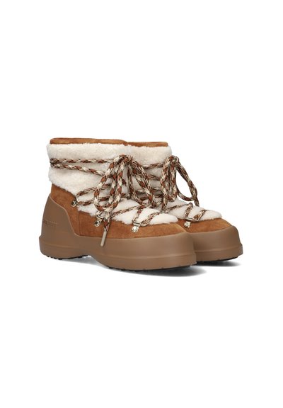 Bruine suede winterlaarzen met een crème fleece voering, textuur op het oppervlak, platte veters met kleurrijke patronen en een robuuste rubberen zool.