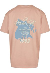 Rosa bomull t-skjorte med blå grafisk kartdesign med teksten "A Bronx Tale," "DEN SORGSOMSTE TINGEN I LIVET ER Å KASTE BORT TALENT," og "1993."