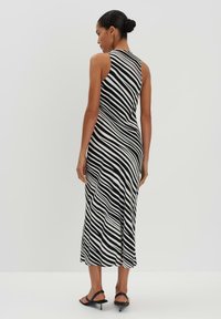 Schwarz-weiße gestreifte ärmellose Midi-Kleid mit figurbetonter Silhouette und glatter Textur, mit rundem Ausschnitt und ausgestelltem Saum.