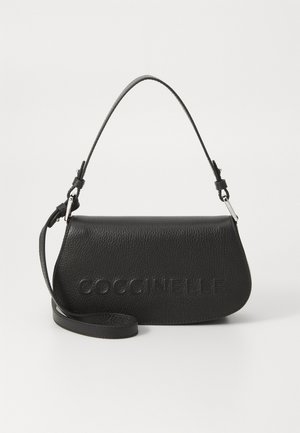 Bolso de cuero negro con textura, con dos correas ajustables y el logo "COCCINELLE" en relieve en la solapa frontal.