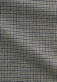 Tkanina tkana w wzór houndstooth w kolorze granatowym, oliwkowym i kremowym, o miękkim, teksturowanym wykończeniu.