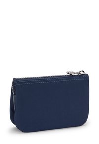 Astuccio blu navy con zip, realizzato in tessuto resistente con dettagli di cucitura a vista. Forma rettangolare compatta con fondo piegato.