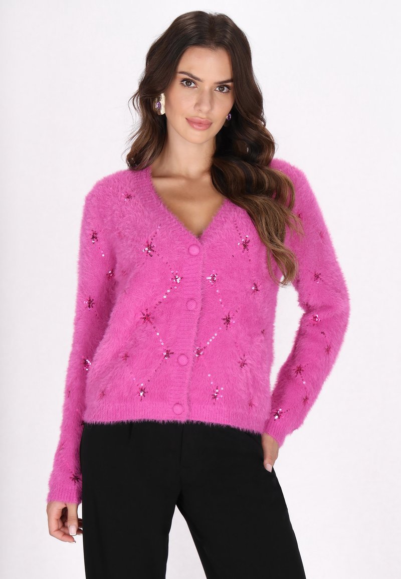 Flauschige, pinke Strickjacke mit V-Ausschnitt, sechs Knöpfen und Paillettenblumenverzierungen. Weicher Stoff mit langen Ärmeln.