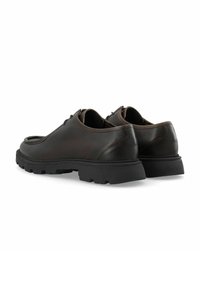 Chaussures en cuir marron avec une surface texturée, dotées d'une semelle noire robuste et d'un lacet classique. La vue arrière met en valeur la forme et les coutures.