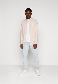 Tommy Jeans SLIM STRETCH OXFORD SHIRT - Camisa - tawny sand