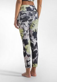 Leggings i ett flerf�ärgat mönster med svarta, gröna och grå nyanser. Tillverkade av ett stretcht tyg som är mjukt och har en elastisk midjeresår.