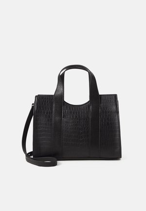 Schwarze Handtasche mit Krokodillederstruktur, zwei kurzen Griffen und einem abnehmbaren langen Schulterriemen auf einfachem, hellem Hintergrund.