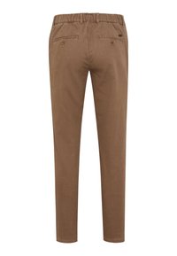 Bruine, taps toelopende broek met een elastische band, voorzien van twee achterzakken met knoopsluitingen en een soepele textuur.