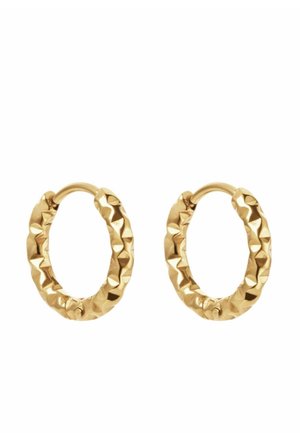 Paire de petites boucles d'oreilles créoles en or avec une surface texturée et facettée créant un motif brillant et irrégulier.