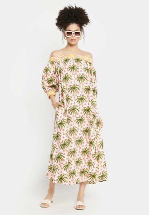 Vestido maxi off-the-shoulder con un patrón de palmeras y triángulos rosas, escote elástico, mangas abullonadas y tejido suave.